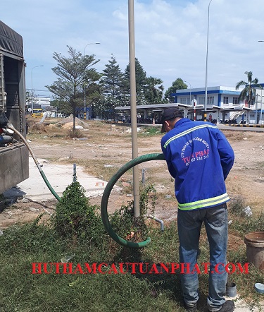 Hút hầm cầu tại CCN Bình Chuẩn